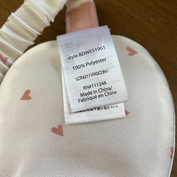 New without tags Barefoot dreams sleep eye cover white with pink hearts 💕💕💕 - Picture 3 of 4